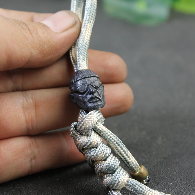 블랙 컬러 킬러 삼촌 뜨거운 영화 캐릭터 인형 황동 Paracord 비즈 DIY 칼 매는 밧줄 펜던트 EDC 팔찌 액세서리