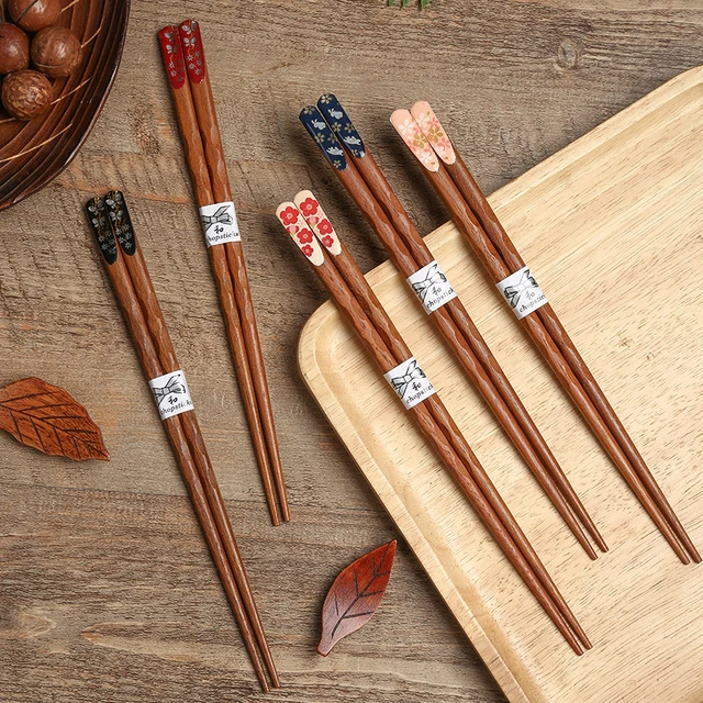 Palillos japoneses reutilizables, palillos de madera negra Natural, flor de  cerezo, juego de palitos para Sushi, comida china, 5 pares - AliExpress