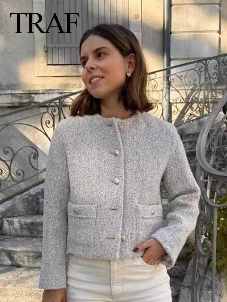 

Куртка женская укороченная на пуговицах с длинным рукавом и карманами