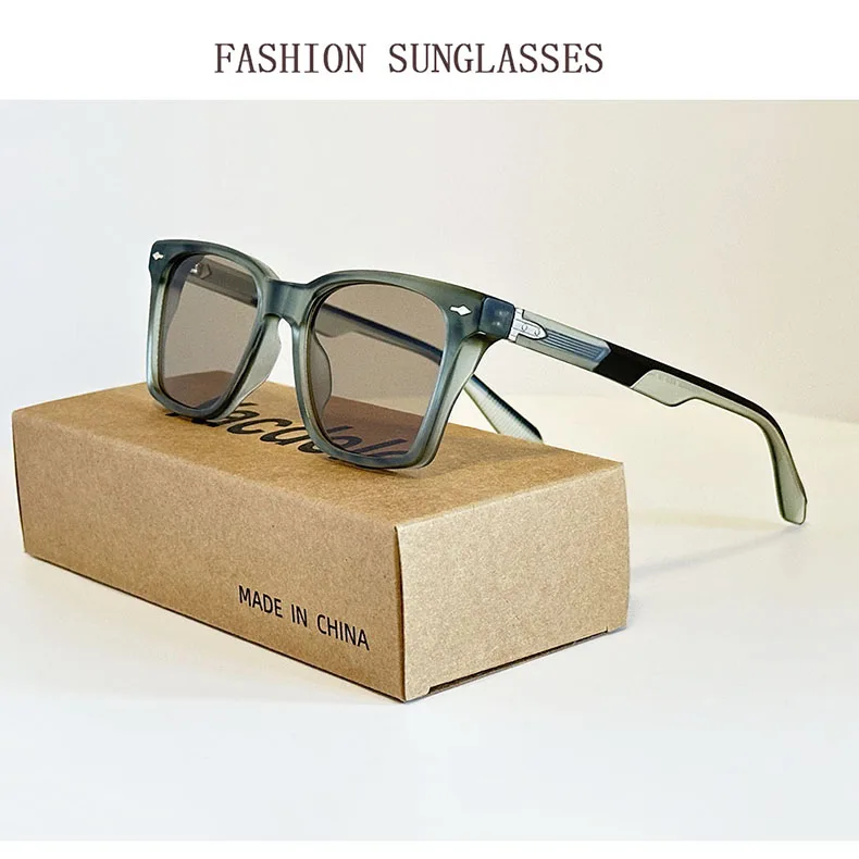Vintage square sunglasses with polycarbonate frame and TAC lenses.