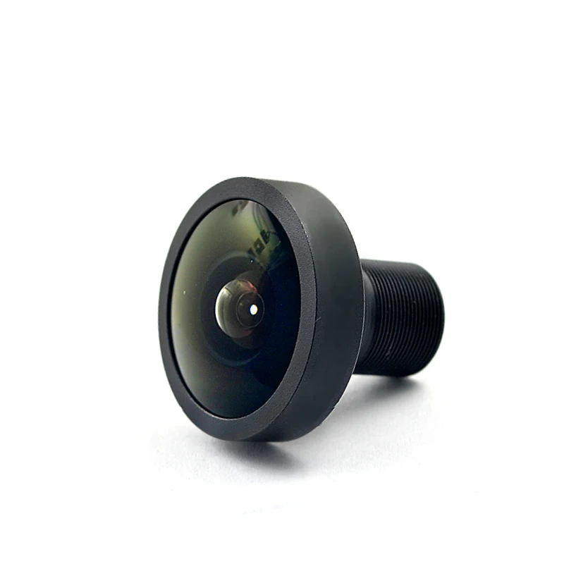 Installation de l'objectif fisheye 1.7mm sur une caméra de surveillance, offrant une couverture à 360 degrés.