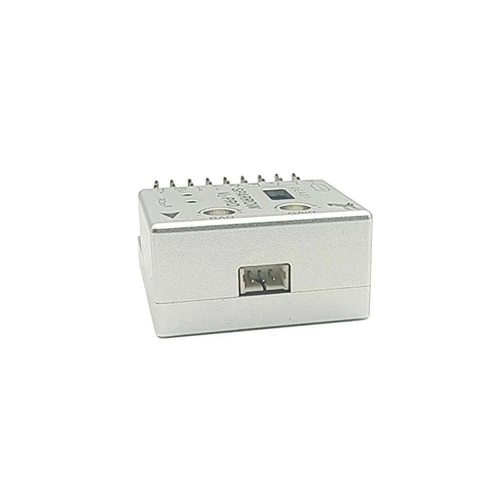 Gros plan sur le module GPS du contrôleur de vol Sparrow V2 Pro, avec antenne et connecteur.
