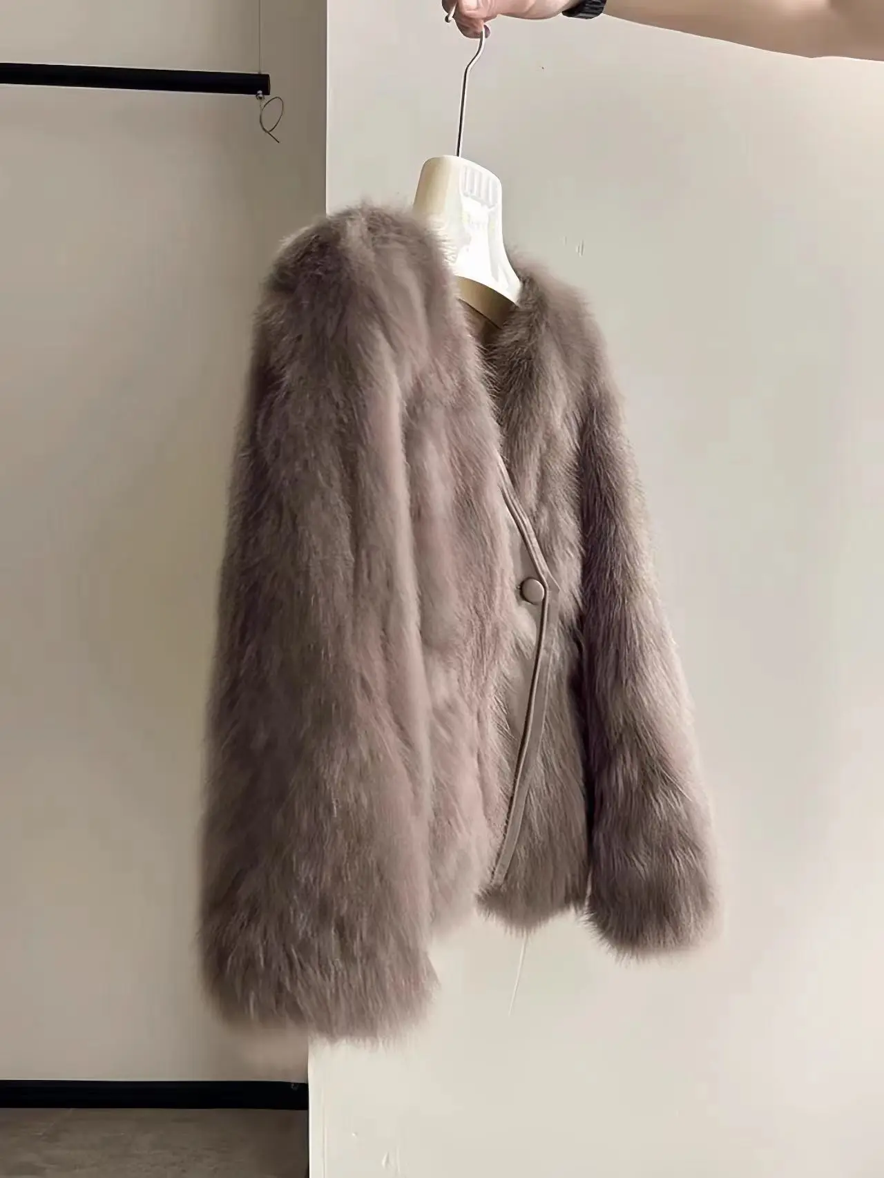 Faux Fox Fur and Grass Coat, V-neck One Button Short Small Fragrant Style Women's Fur Coat, Winter New 2024