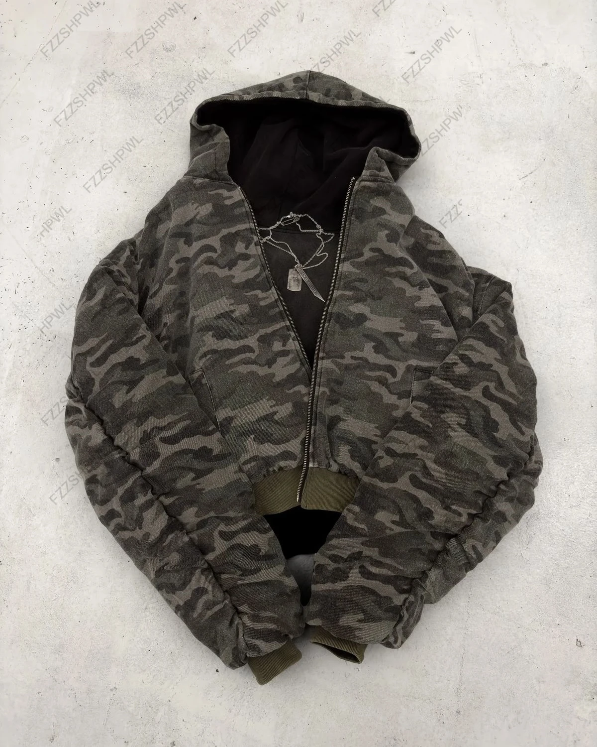 The 2025 new men's zippered short coat is in high street American style, loose, fashionable and unique, in military green