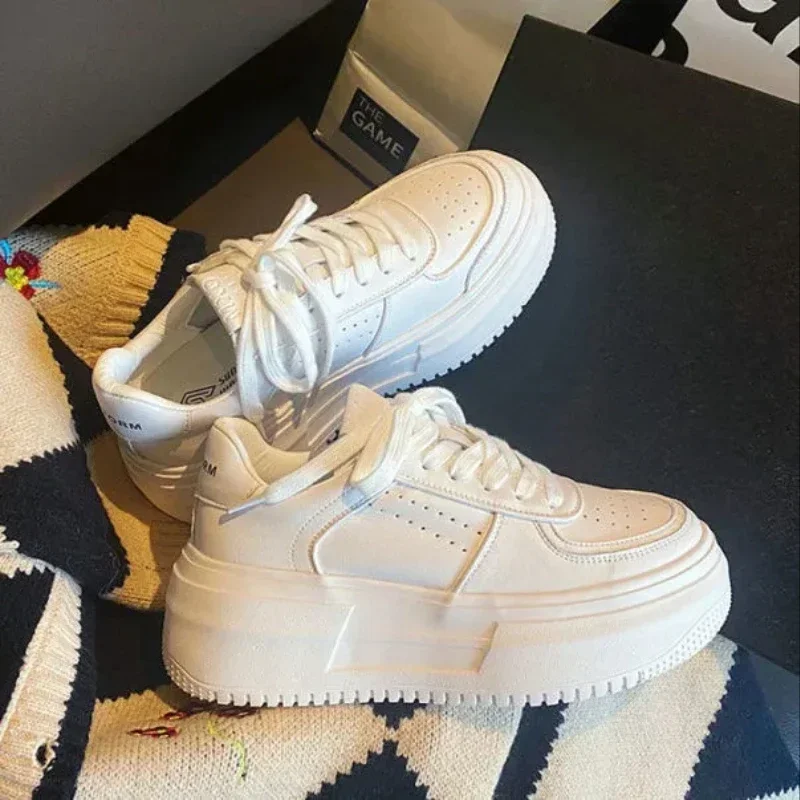 Рисунок 3 - Кроссовки женские на платформе