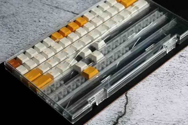 Keycaps organizando a bandeja de armazenamento do