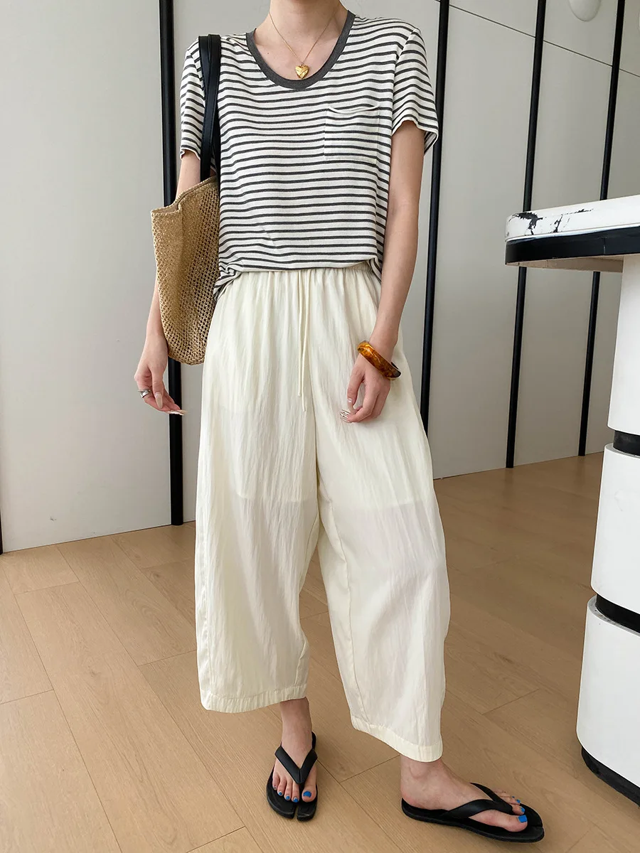 Sommerliches Damen-T-Shirt mit Rundhalsausschnitt, Tasche und lockeren kurzen Ärmeln – Detail 20