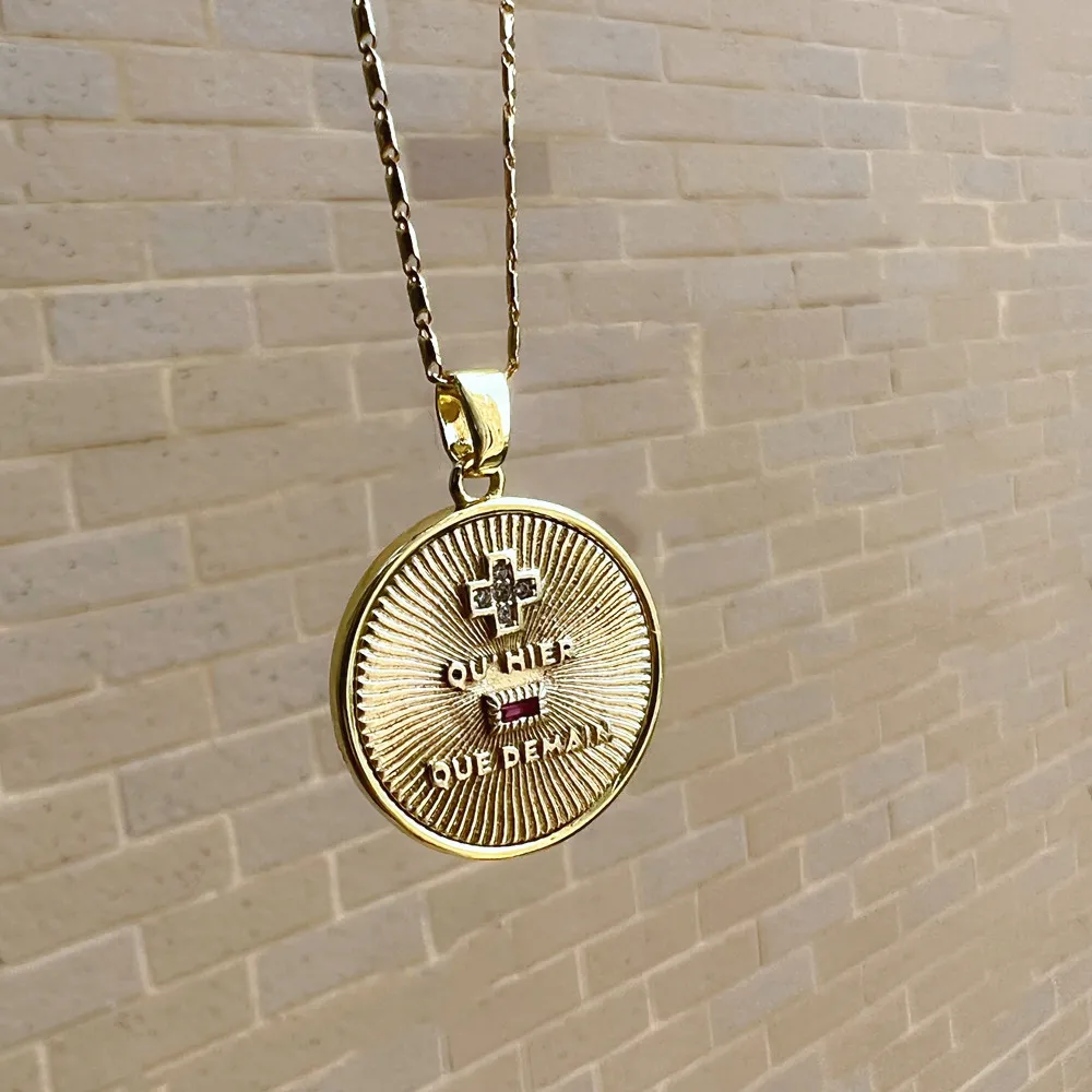 Detalhe da peça colar amor em francês com medalha dourada