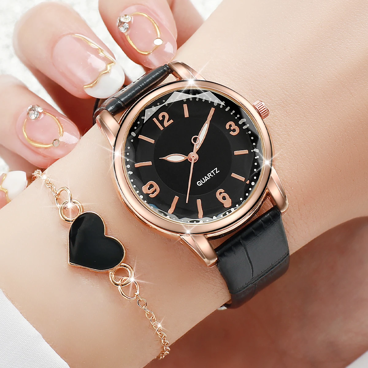 4PCS/Set Women's Fashion Watch Round Dial Leather Strap Quartz Watch with Black White Heart Bracelet