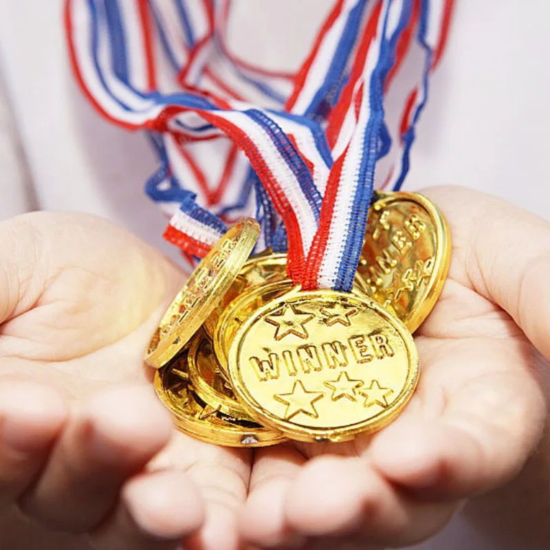 5/10 Stücke Gold Kunststoff Gewinner Medaillen Trophäe Kinder Sport Spiel Preis Auszeichnungen Spielzeug Kinder Fußball Geburtstag Party Favors Pinata Füllstoffe – Detail 8
