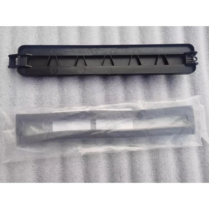 Car Cabin Air Filter Element Cover Retaining Panel Strip Cover 7P1820955 air filter cover for VW Touareg 2011 2012 2013 2014 2015
