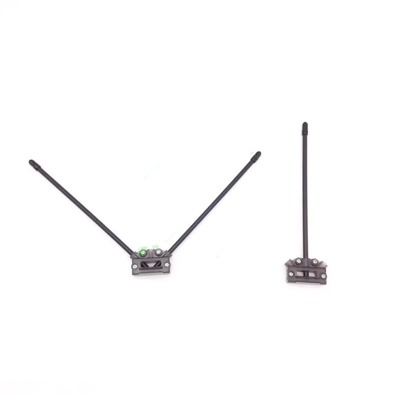 Détail du support d'antenne FPV en V montrant la fixation sans outil et le récepteur pour drones analogiques/numériques.