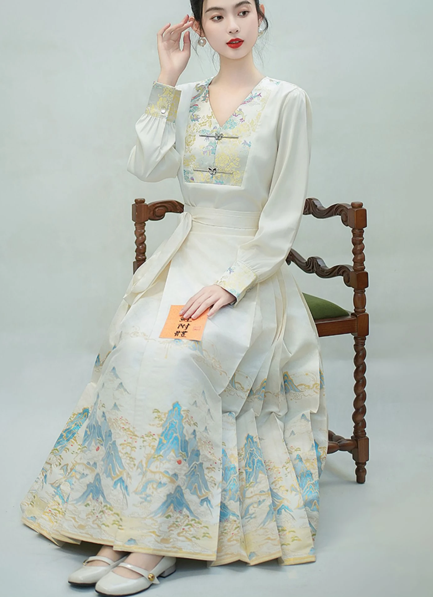 

Chinese Traditional Retro Hanfu Horse Face Skirt Fashionable Women's Traditional Chinese Hanfu V-neck Shirt Pleated Skirt Cover