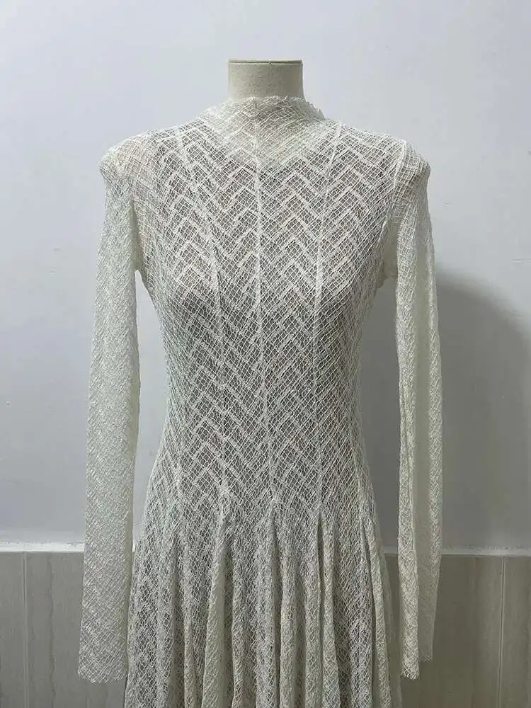 فستان أبيض طويل بتصميم دانتيل راقٍ