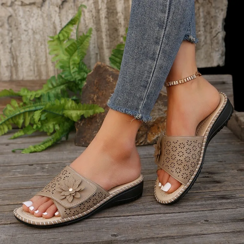 

Новинка 2024, женские шлепанцы больших размеров на танкетке с цветами, европейские и модные повседневные шлепанцы для женщин