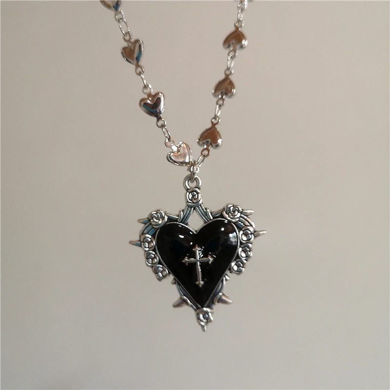 Gothic Fledermauskreuz-Anhänger mit dunklem Dornenherz und schwarzer Perlenkette, personalisierter Y2K-Halloween-Charm, Grunge-Schmuckgeschenk_voghion.com