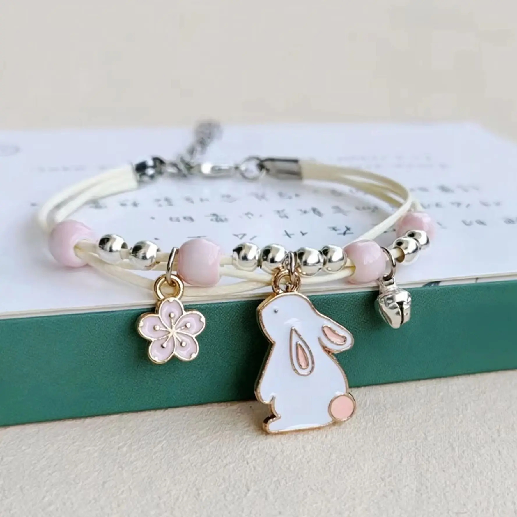 Koreanische niedliche Cartoon-Kaninchen-Blumen-Anhänger-Armbänder für Damen, modischer Charm-Glocken-Schmetterlings-Katzen-Armband, Freundschaftsschmuck