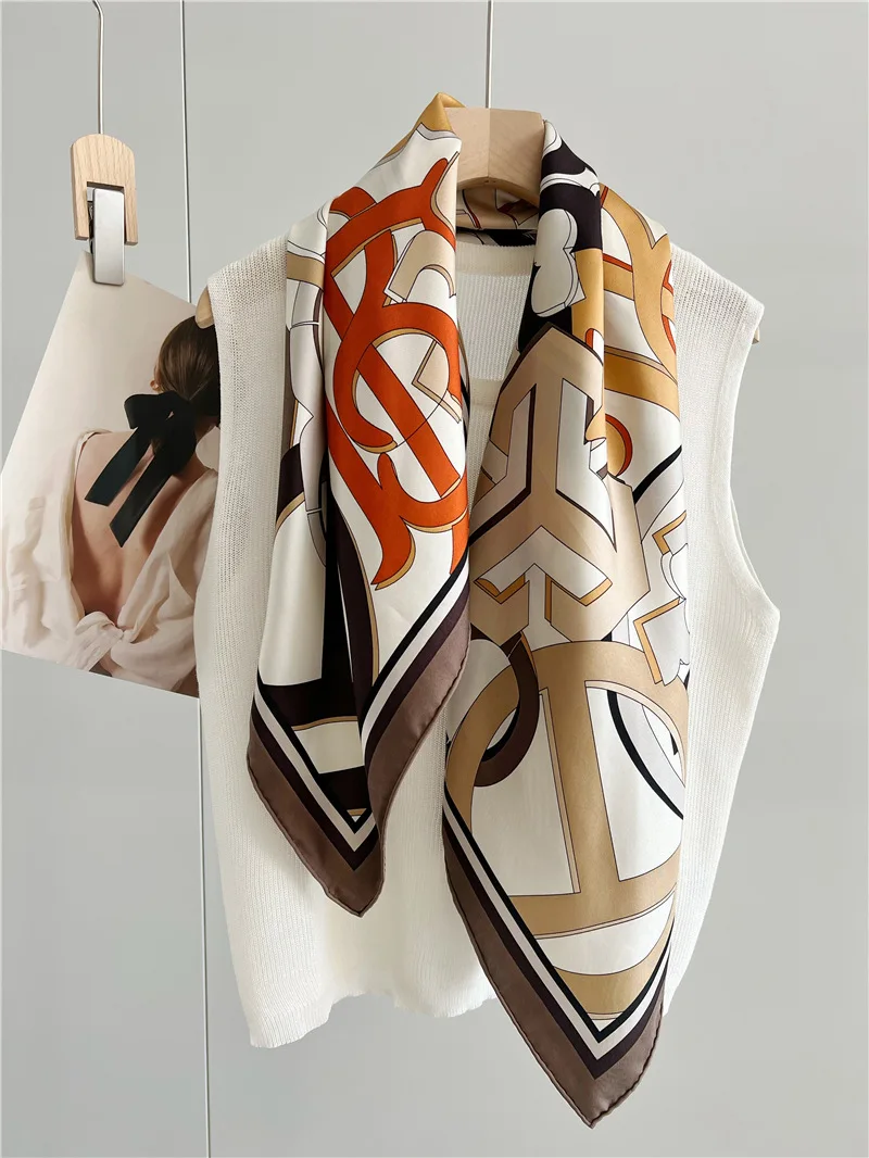 Letter Print Mulberry Silk Scarf: 우아함과 사치를 위한 다목적 액세서리
