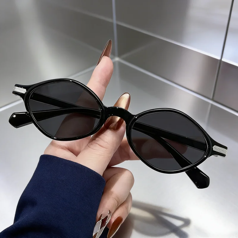 Stylish Retro Oval Reading Glasses with Anti-UV and Elegant Design