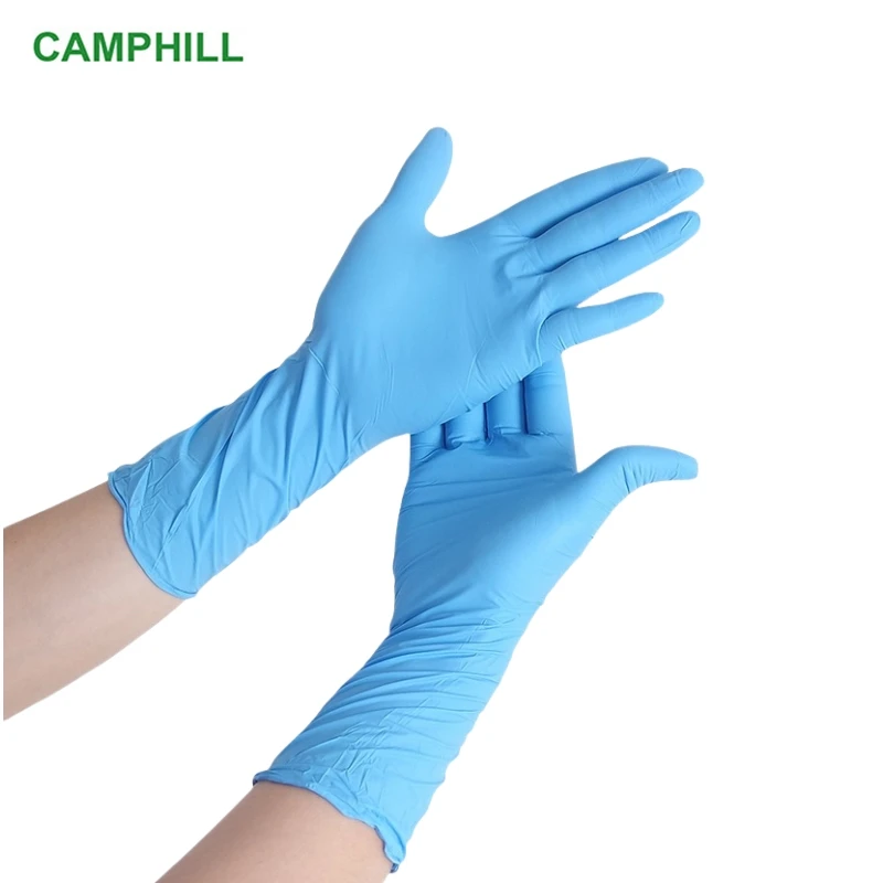Mains portant des gants nitrile jetables bleus, en situation d'utilisation.