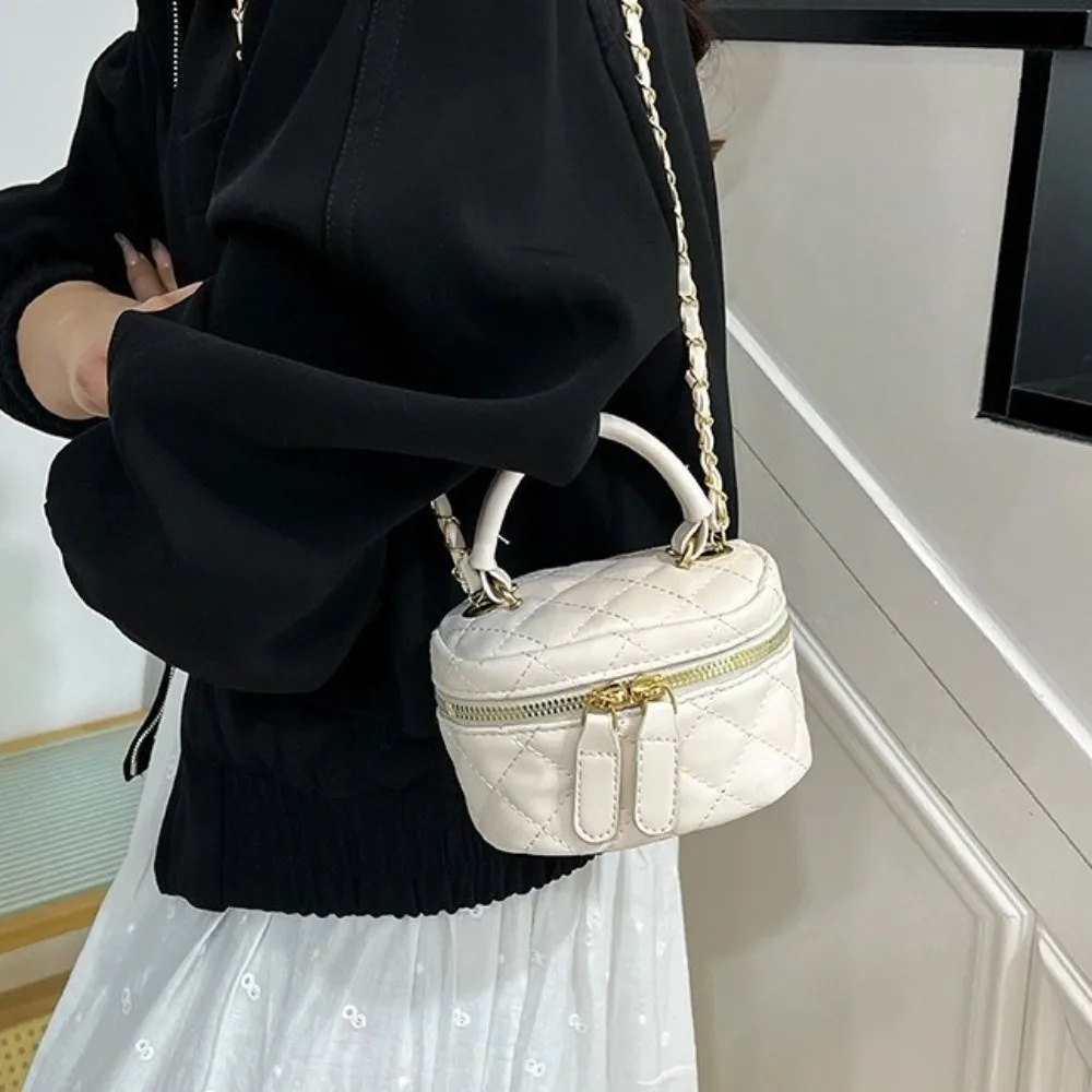 حقيبة دلو جلدية مبطنة بالألماس صغيرة متعددة الألوان بنمط مربعات مع حقيبة كتف بحزام كتف بسلسلة ذهبية