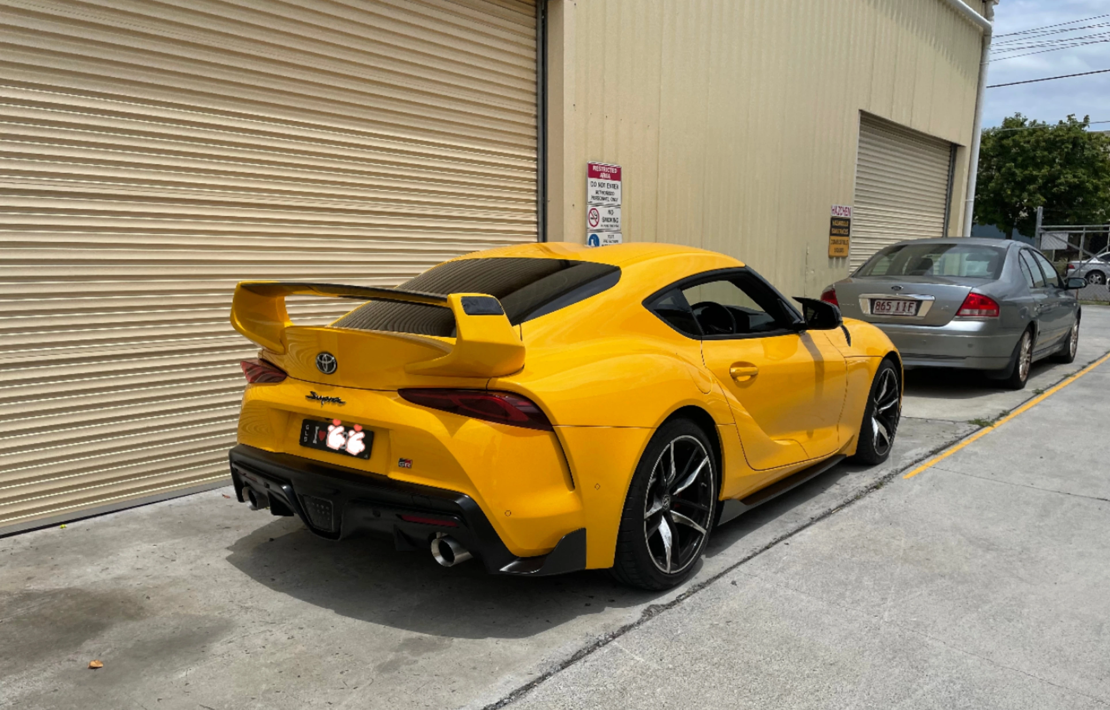 ストリートハンタースタイルのカーボンファイバーリアトランク