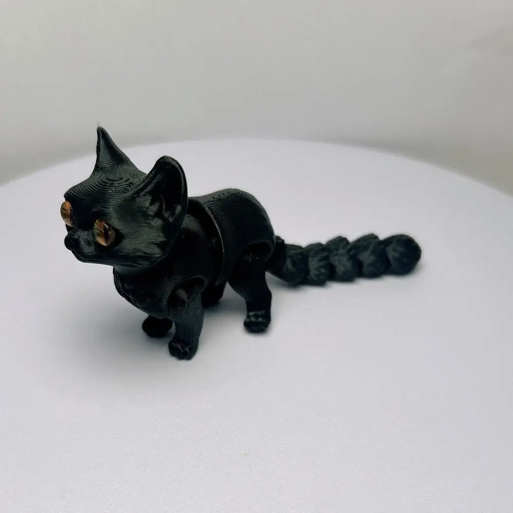 큰 눈을 가진 3D 프린팅 고양이 모형, 사실적인 디자인, 플라스틱 소재, 관절형 고양이, 창의적인 조각품, 3D 프린팅 기술