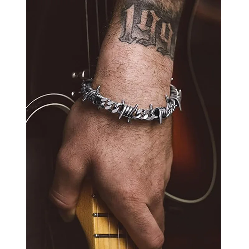 bracelet punk en acier inoxydable porté au poignet