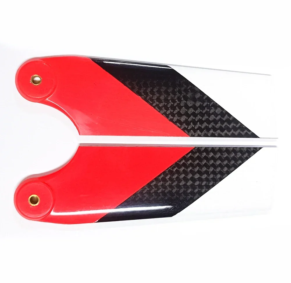 Vue rapprochée des pales de rotor RC, montrant leur profil aérodynamique et leur finition lisse.