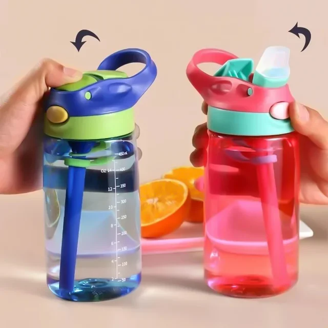 Wasserflasche mit Strohhalm