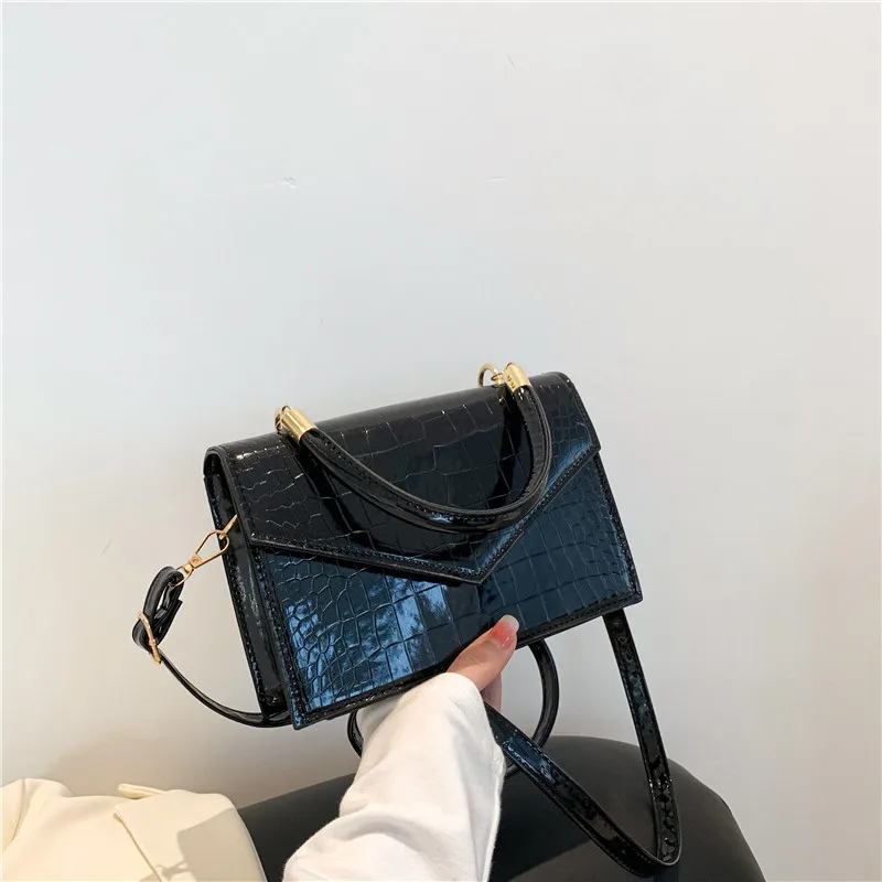 Рисунок 5 - Маленькая Яркая модная сумка через плечо