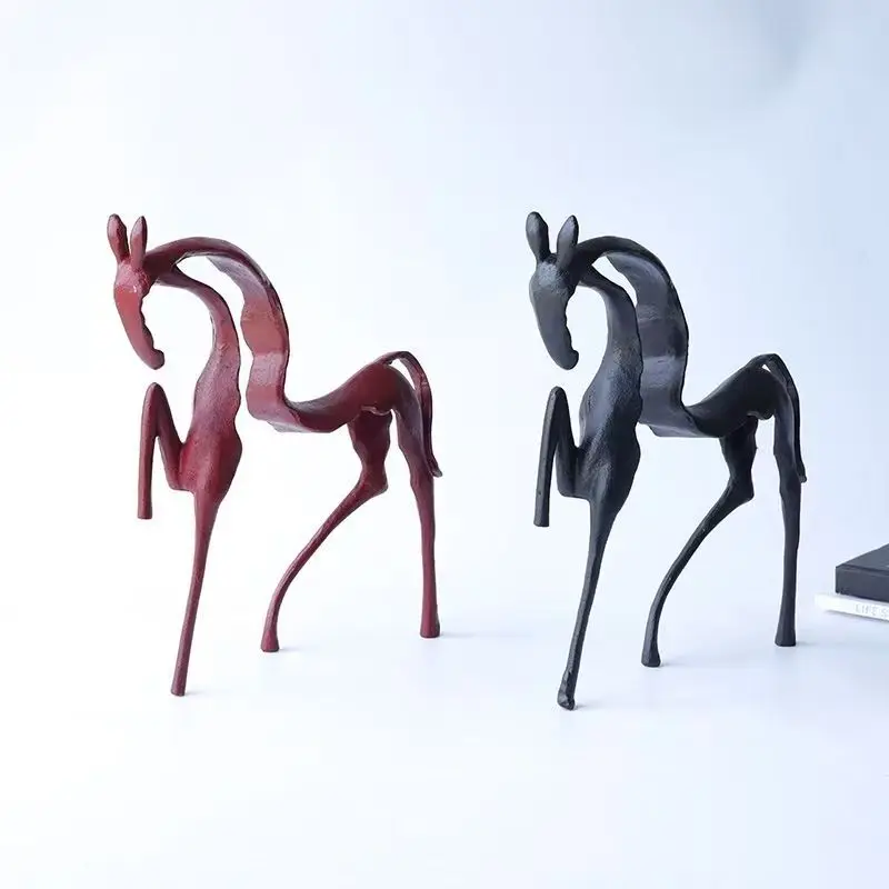 현대적인 심플함을 담은 주철 동물 말 예술 공예품, 거실 가정 장식, 창의적인 데스크탑 장식, 중국 스타일