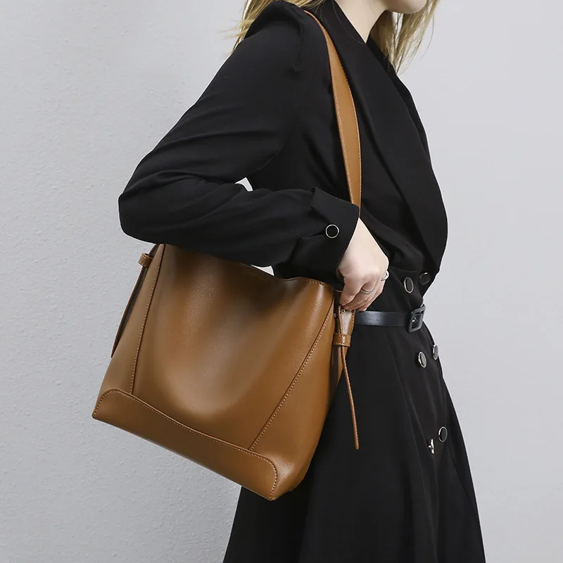 

2023 Women New Fashion High Quality Vintage Large Capacity Handbag Bucket Bag Tote Bag Shoulder Bag Office Daily with Wide Strap
