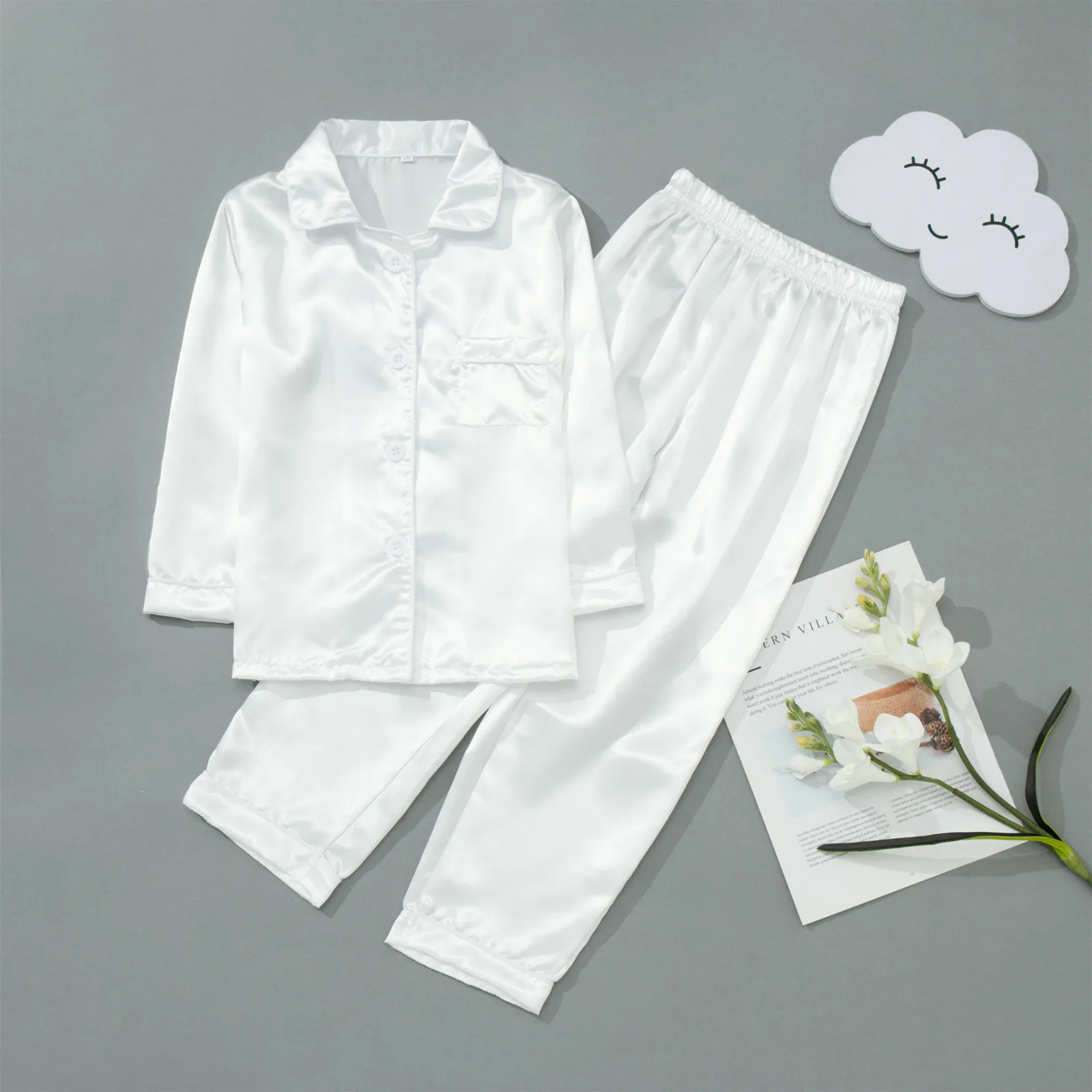 thumbnail image 4 of Conjunto de 2 piezas de ropa de dormir navideña, pijamas familiares a juego de seda satinada, camisas de manga larga con solapas y botones, pantalones casuales rojos, 4 of 5