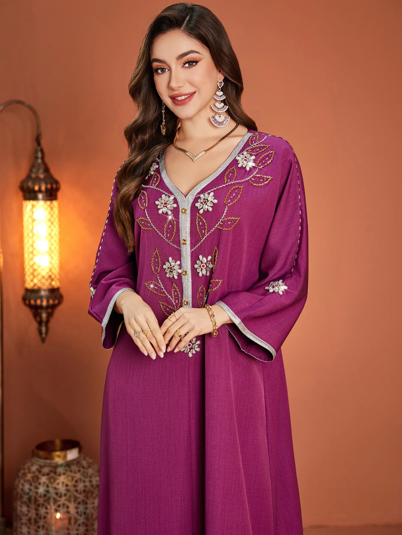 جلابية فوشيا بتطريز فضي أنيق