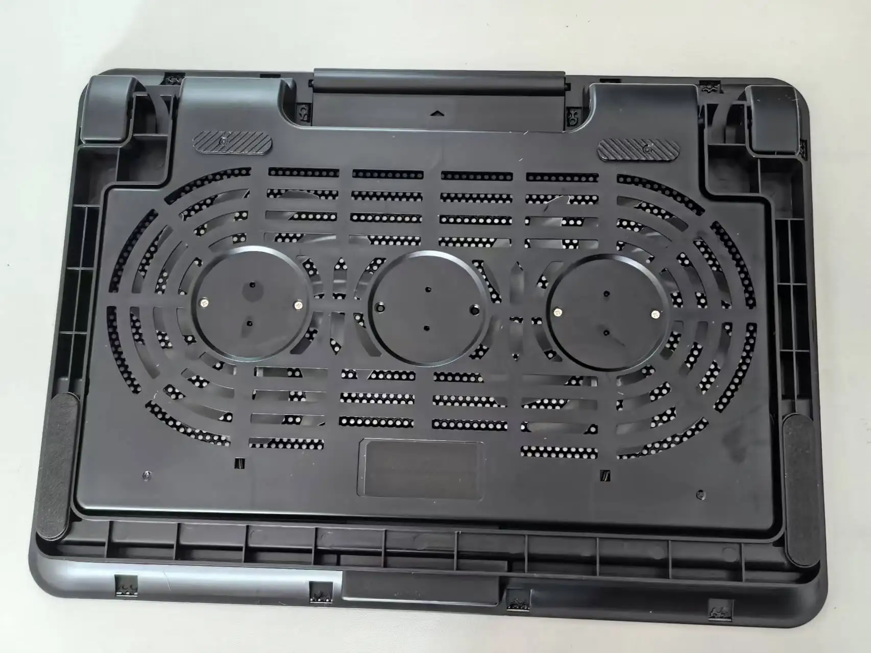 휴대용 노트북 냉각 패드 1개(방열판 포함), 대형 무소음 팬 2개, 금속 패널, USB 전원 공급 장치, LED b 포함