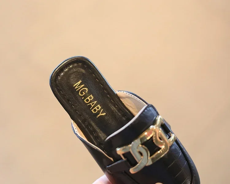 الأطفال الصنادل للفتيات 2024 صيف جديد الفتيات مغطاة أصابع شبشب جلدي مسطح عادية كسول المعادن الكورية الاطفال موضة الشقق