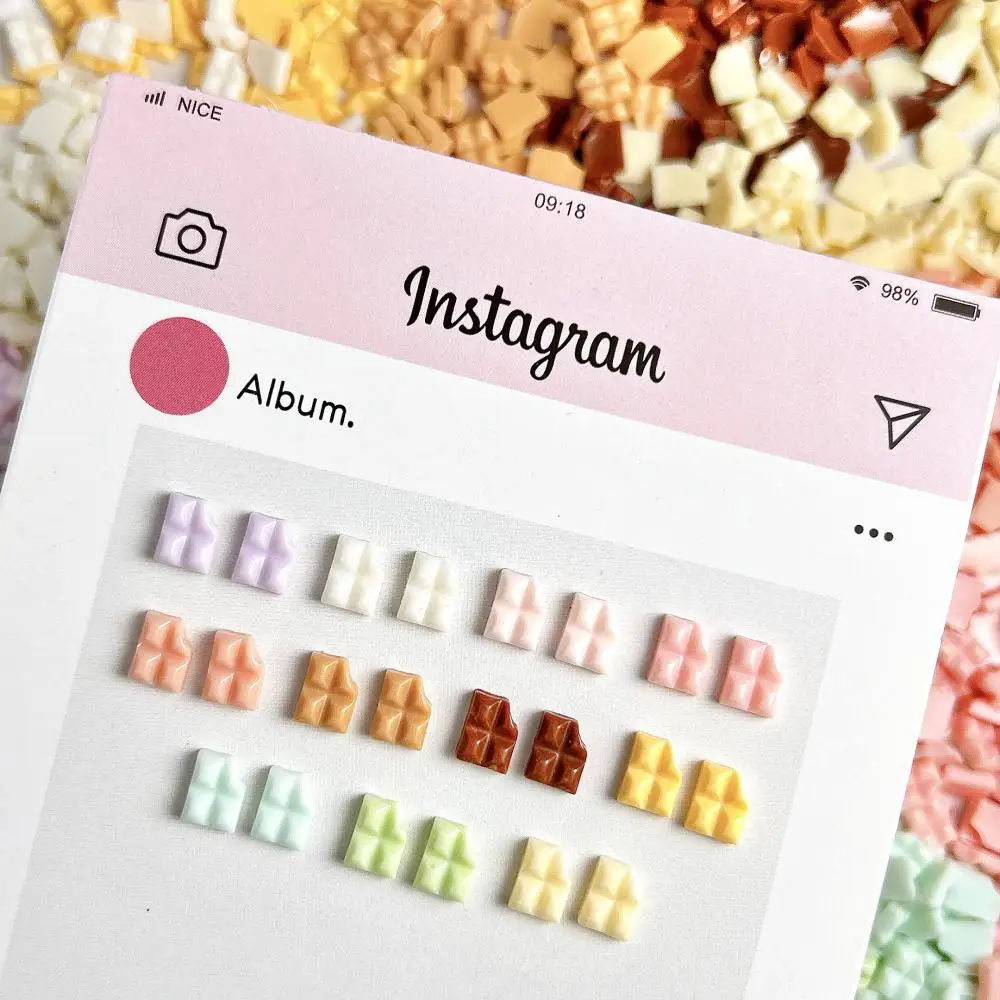 60PCS 미니 다채로운 초콜릿 수지 네일 매력 귀여운 빛나는 광택 노치 초콜릿 네일 아트 장식 DIY 손톱 액세서리