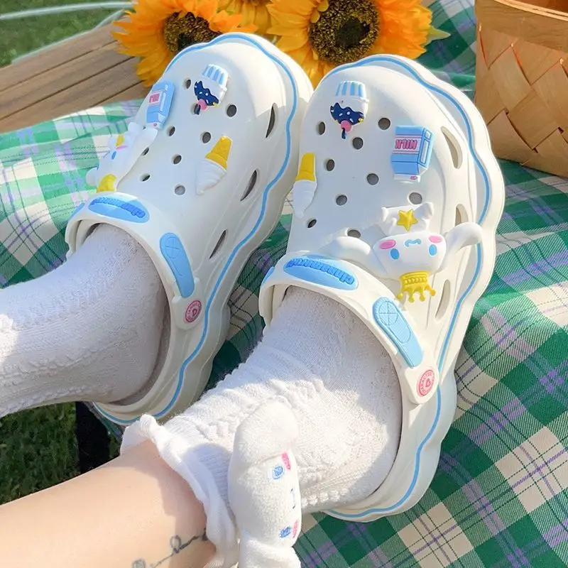 

Мультяшные тапочки Hello Kittys Kuromi Kawaii Cinnamoroll Sanrios с пряжкой для обуви, женские снаружи туфли из ЭВА, мягкие пляжные туфли, Crocss