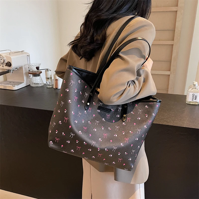 Women PU Fashion Shoulder Bag Large Capacity Simple Carrying Bag Zipper Closure Simple Tote Bag Soft Commuting Bag