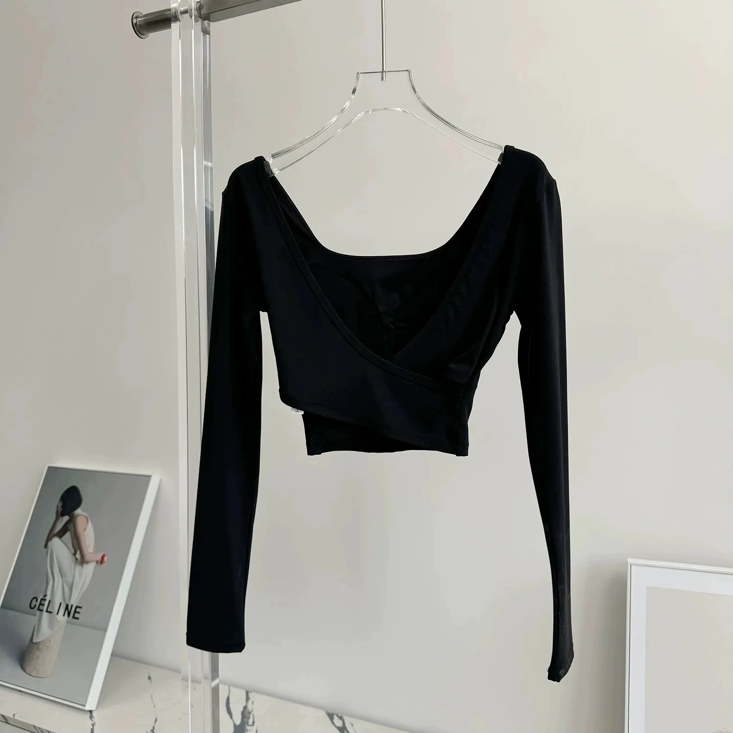 تي شيرت نسائي للياقة البدنية واليوجا مع وسادة صدر...