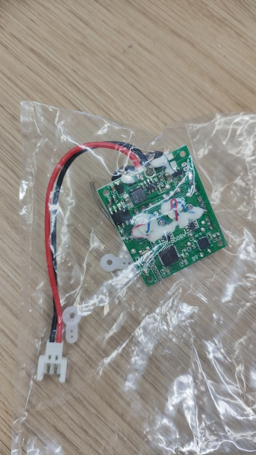 Détail du récepteur et de la batterie d'origine intégrés au module EPO XK A800