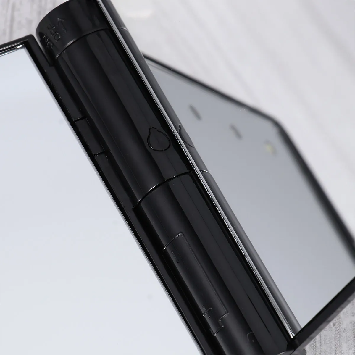 LED 메이크업 거울 소형 휴대용 조명 접이식 거울 8개의 LED 조명 1:2 배율 330도 회전 가능