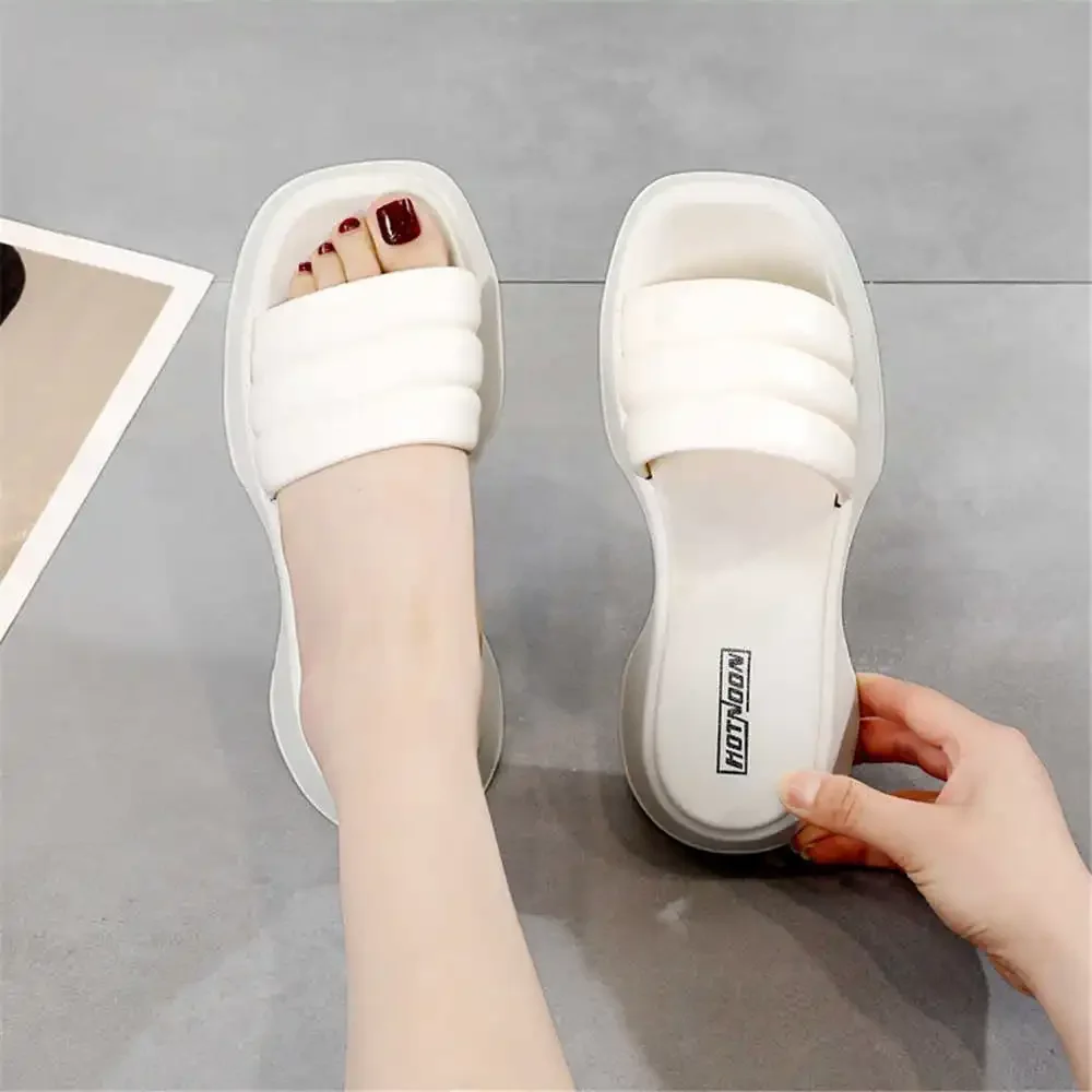 용수철 미끄럼 방지 쪼리, 가정용 슬리퍼, 여성용 신발, 편안한 로우 럭셔리 샌들 스니커즈, 스포츠 모델, 신제품