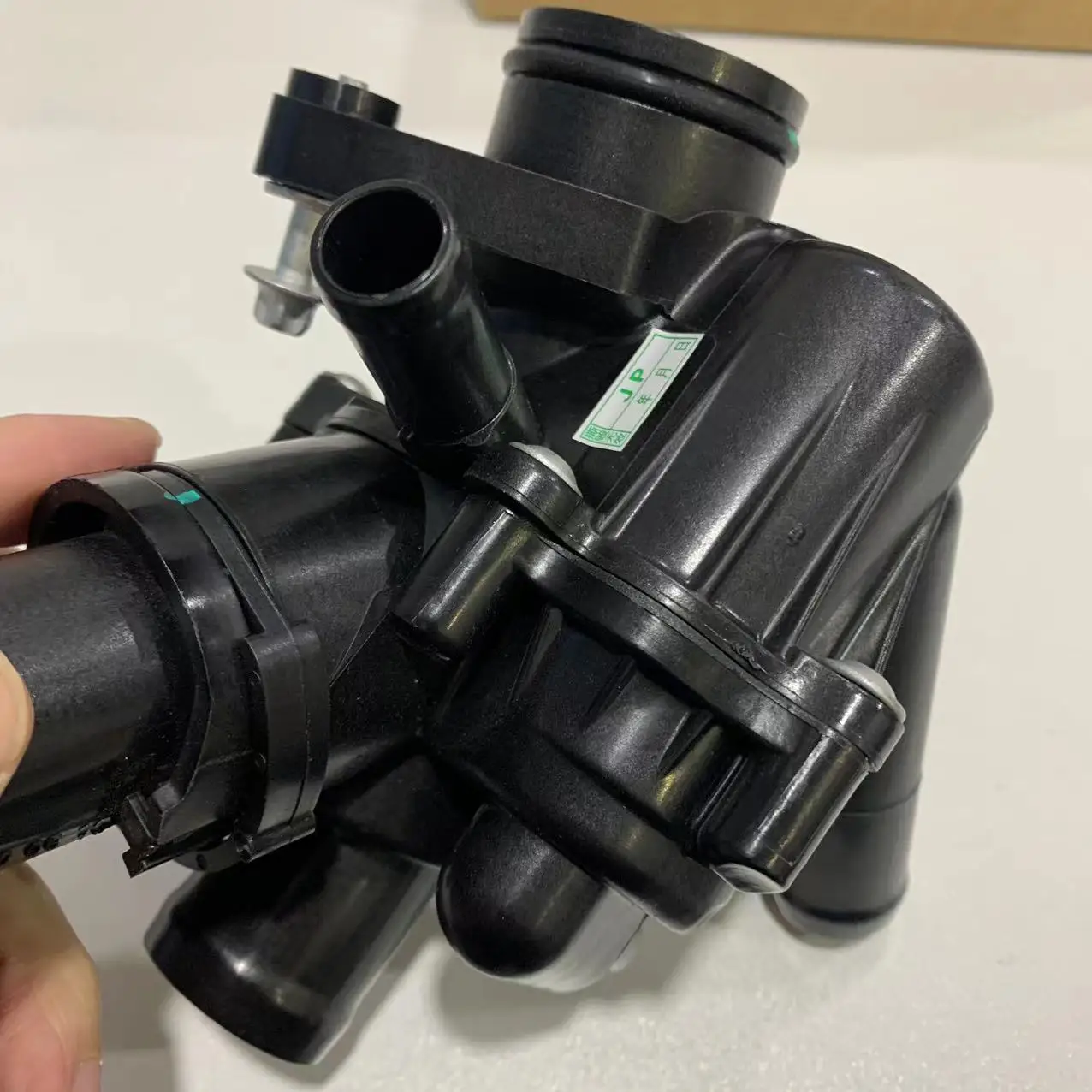 A2702000615 2702000415 2702000615 2702002200 A2702000315 Turbo Engine Thermostat For Mercedes Benz CLA250 CLA45 AMG