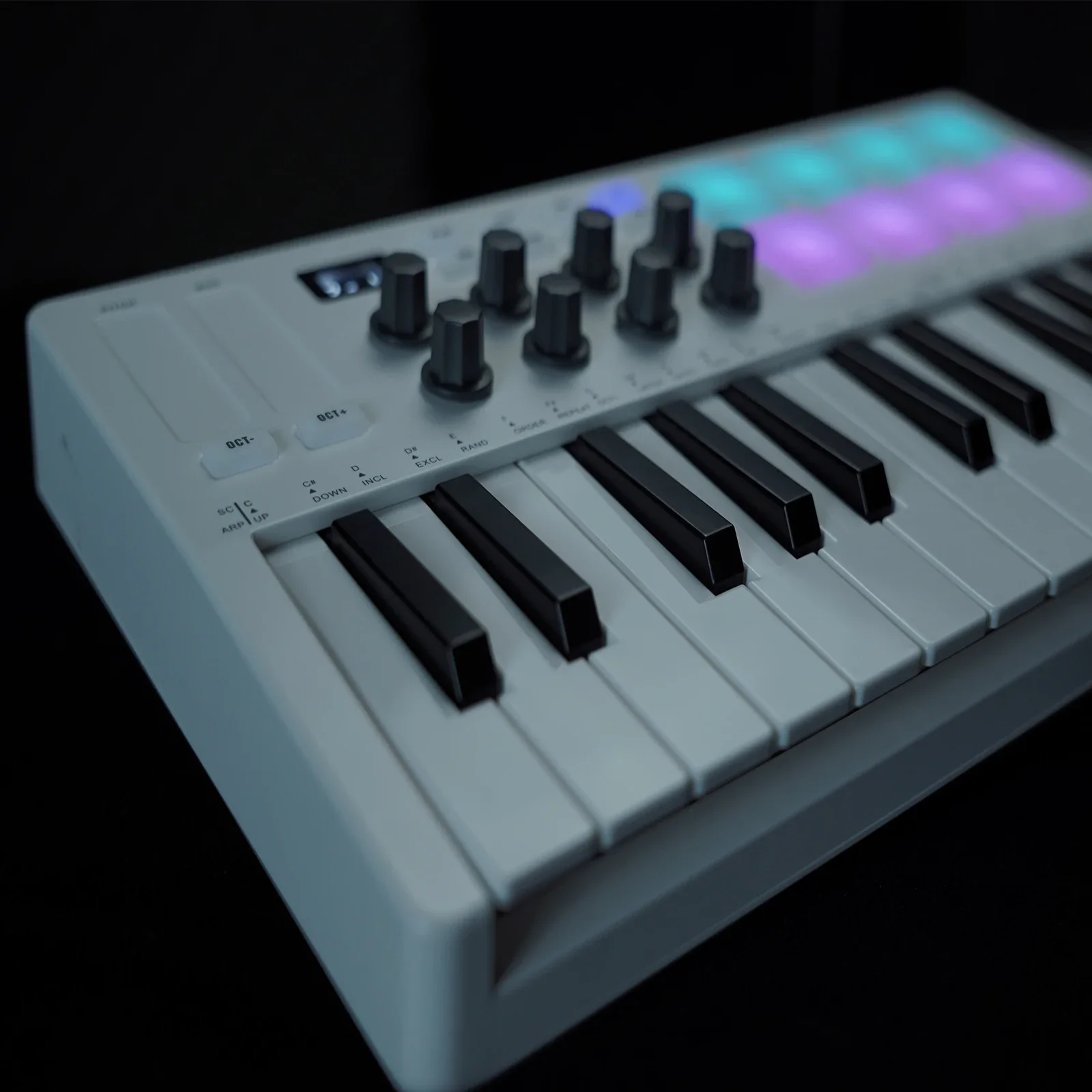 M-VAVE Portable MIDI 25-Key USB MIDI Keyboard Controller with 8 Backlit Drum Pads 8 Knobs RGB Music Keyboard Instruments
