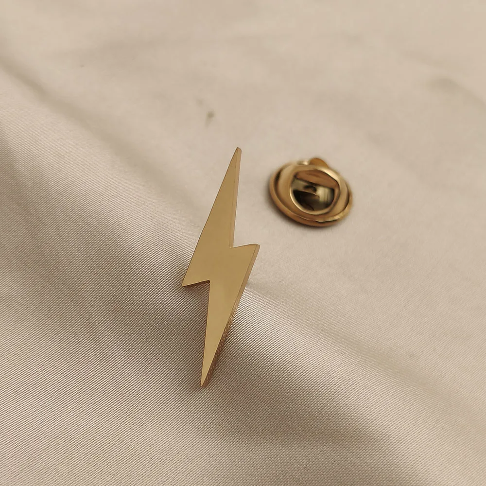 Kreative goldene Brosche mit Blitzbolzen-Symbol aus Edelstahl, modischer Rucksackanhänger, Anzug-Anstecknadel, Geschenkabzeichen für Freund – Detail 4