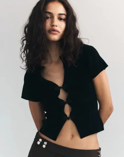 Camisa Feminina de Verão de Malha de Manga Curta com Decote em V e Recorte Justinha - Tendência da Moda 3 Camisa Feminina de Verão de Malha com Decote em V e Recorte