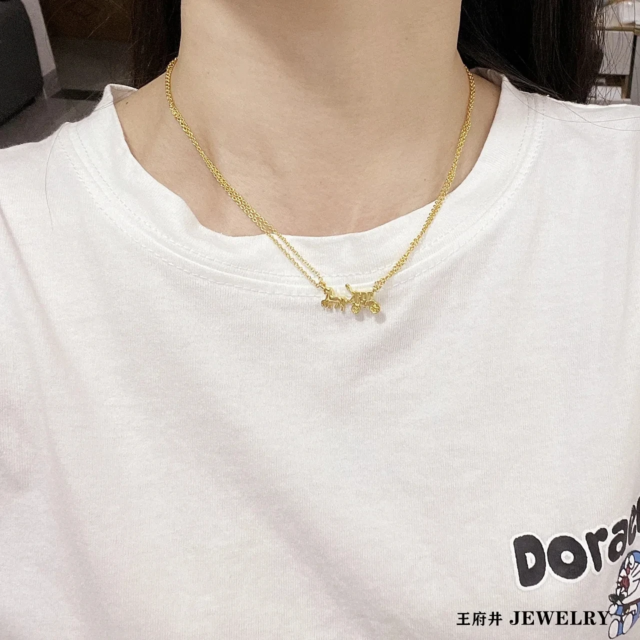 مجوهرات فاخرة مع شخصية أوروبية وأمريكية وتصميم حس...