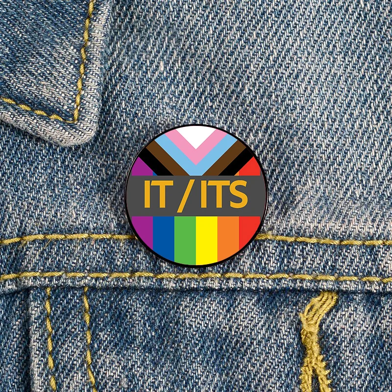 

Pronoun Badge It It's Pin Custom cute Brooches Shirt Lapel teacher tote Bag backpacks Badge Cartoon gift brooches pins for women